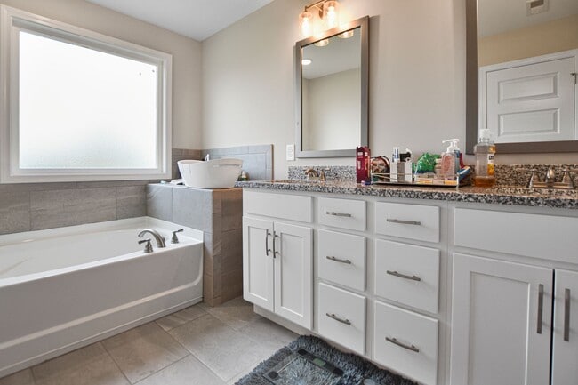 Building Photo - Pet Friendly Four Bedroom!