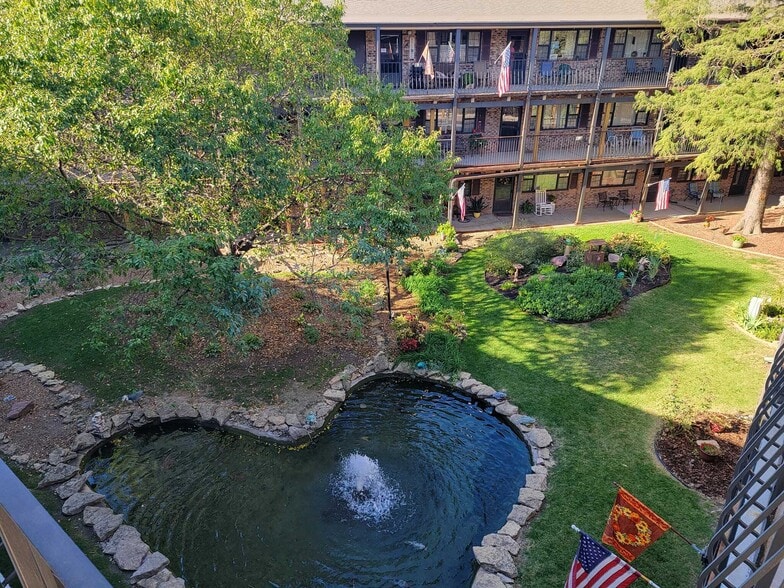 Building Photo - Maple Gardens