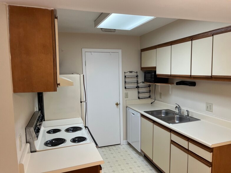 Kitchen - 5701 Chapman Mill Dr