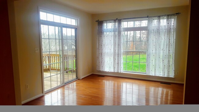 Sunroom with privacy and greenery - 14605 Illuminati Way