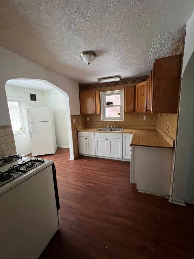 Building Photo - 17410 Mendota St