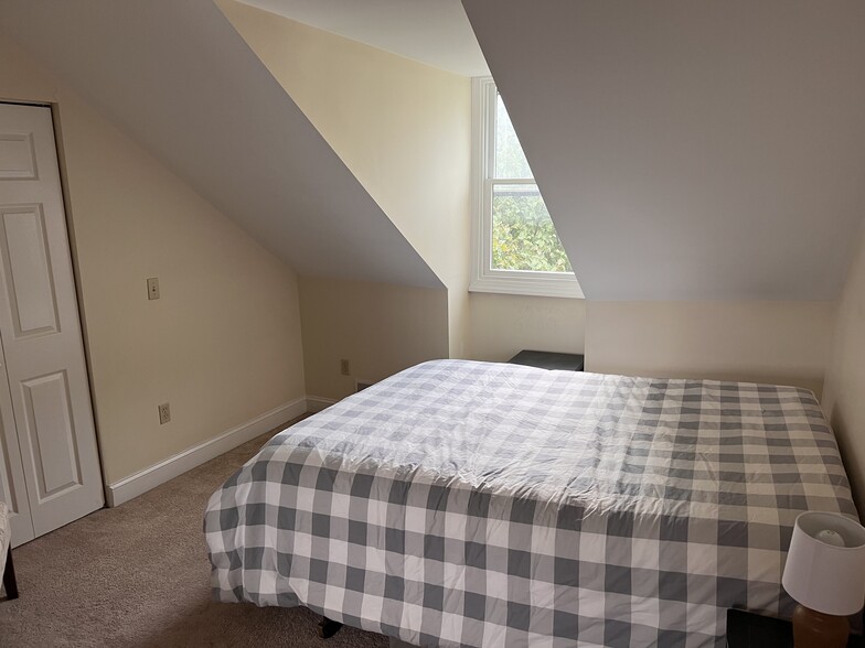 Third floor bedroom - 421 Boas St