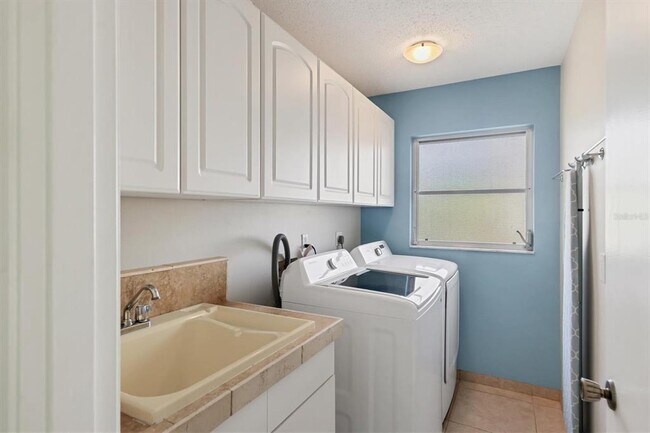 Building Photo - 735 Birdsong Ln