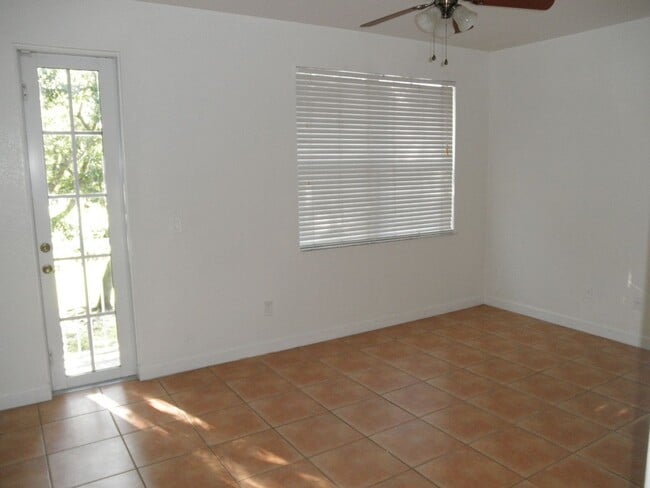 Building Photo - Shoma Townhomes