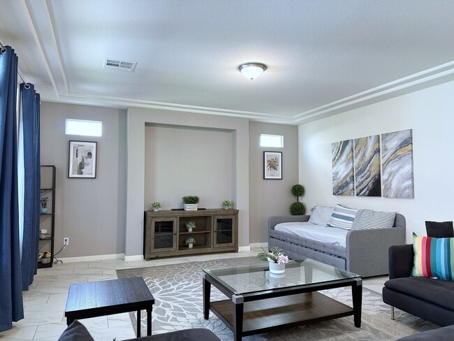 Building Photo - 4Bdrm/2.5bath Single Family Home - Fully Furnished