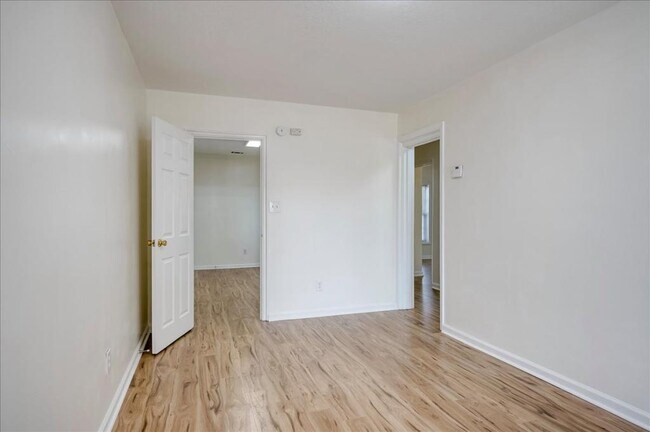 Building Photo - 953 Hopkins St