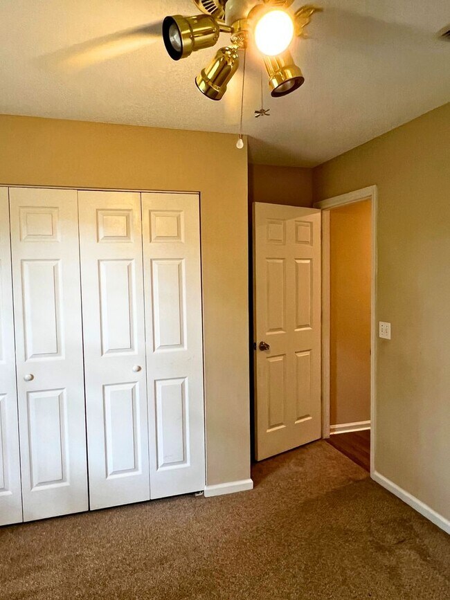 Building Photo - Charming 4/2 with fenced in yard