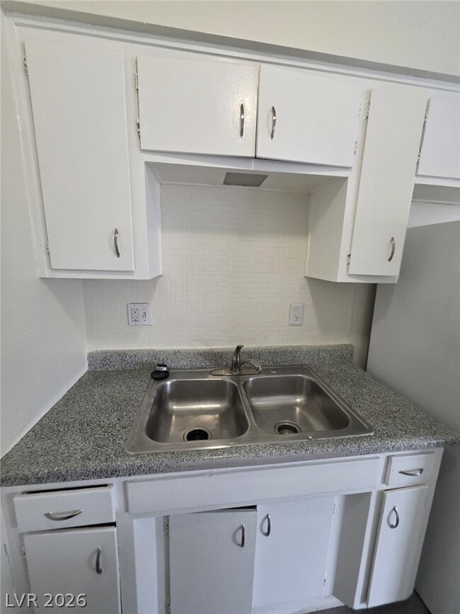 Building Photo - 1121 E Desert Inn Rd