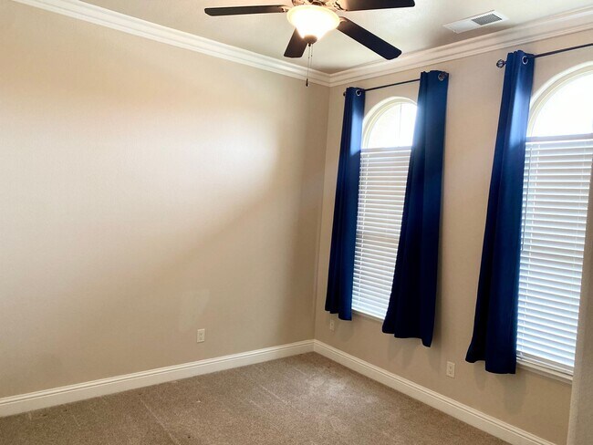 Building Photo - Beautiful 3-Bed, 2-Bath Near Sanger West High School