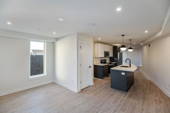 Building Photo - 933 N 29th St
