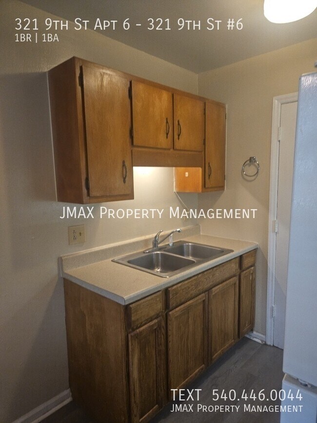 Building Photo - 321 9th St