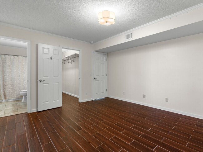 Building Photo - 201 Racquet Club Rd