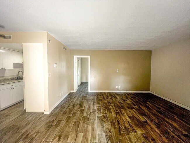 Building Photo - 202 Lucerne Ave