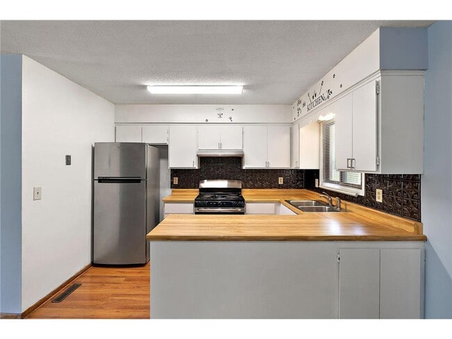 Building Photo - 964 McKnight Rd S