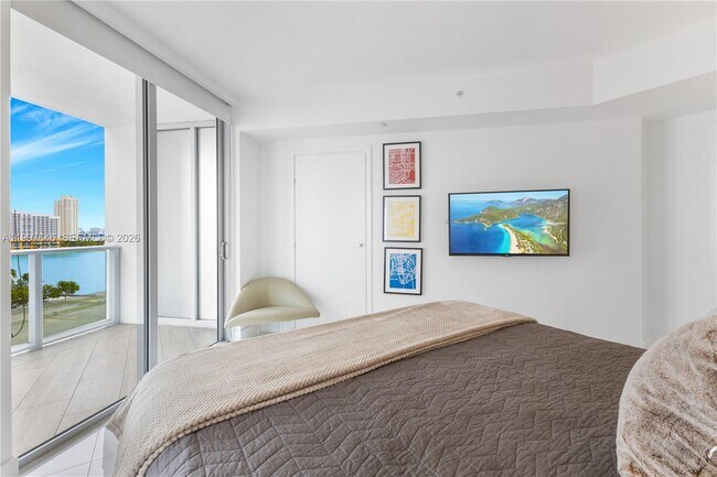 Building Photo - 1300 Brickell Bay Dr