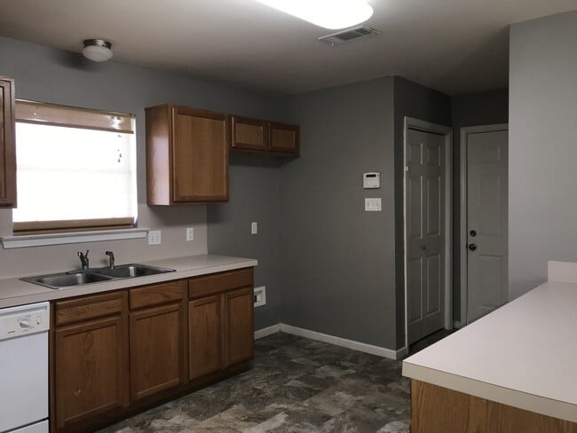 Building Photo - 3 Bedroom House in Denham Springs