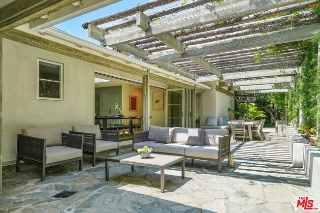 Building Photo - 215 S Medio Dr