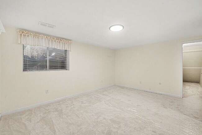 Building Photo - "Spacious 4-Bed Lakewood Gem with Hardwood Floors, Finished Basement & Fireplace - 2970 Sq Ft!"