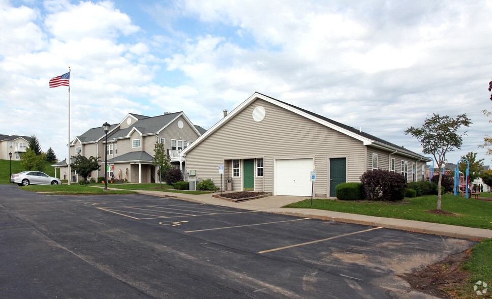 Primary Photo - Evergreen Hills Apartments