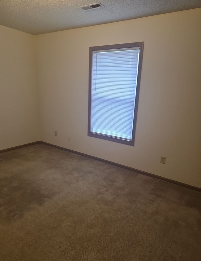 Building Photo - 3 Bed 2.5 Bath 2 Car Garage Split Duplex- Pets ok!