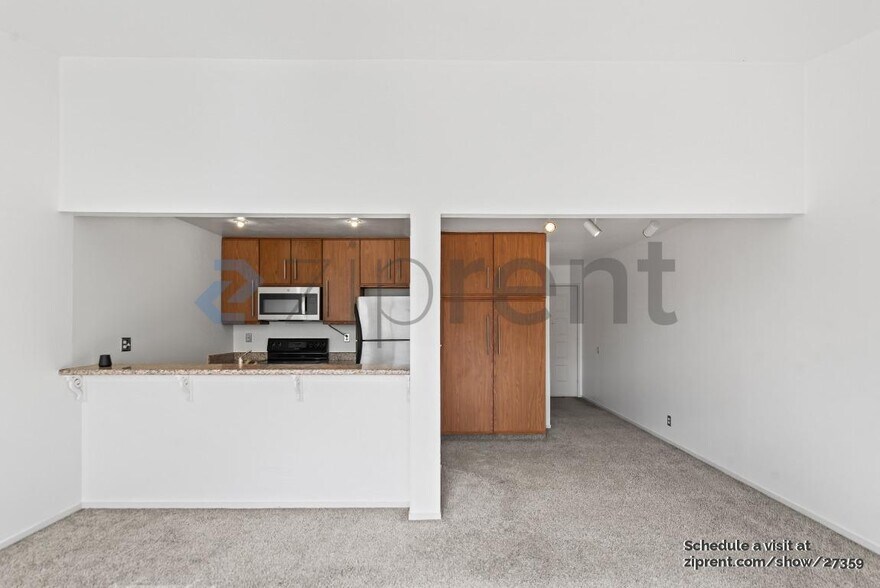Building Photo - 1511 Four Oaks Cir