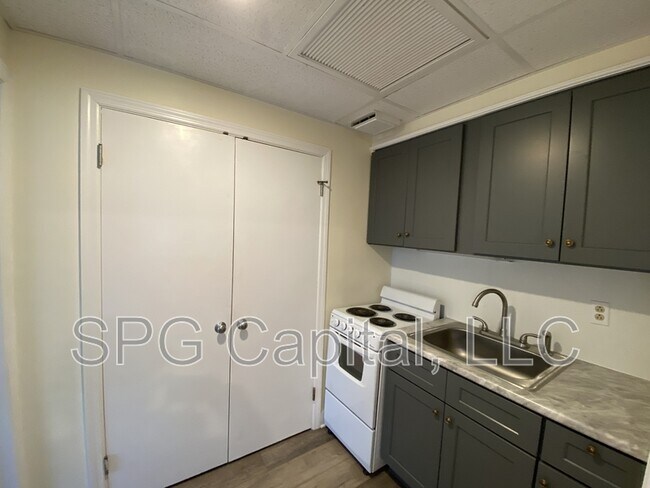 Building Photo - 5 Center Square