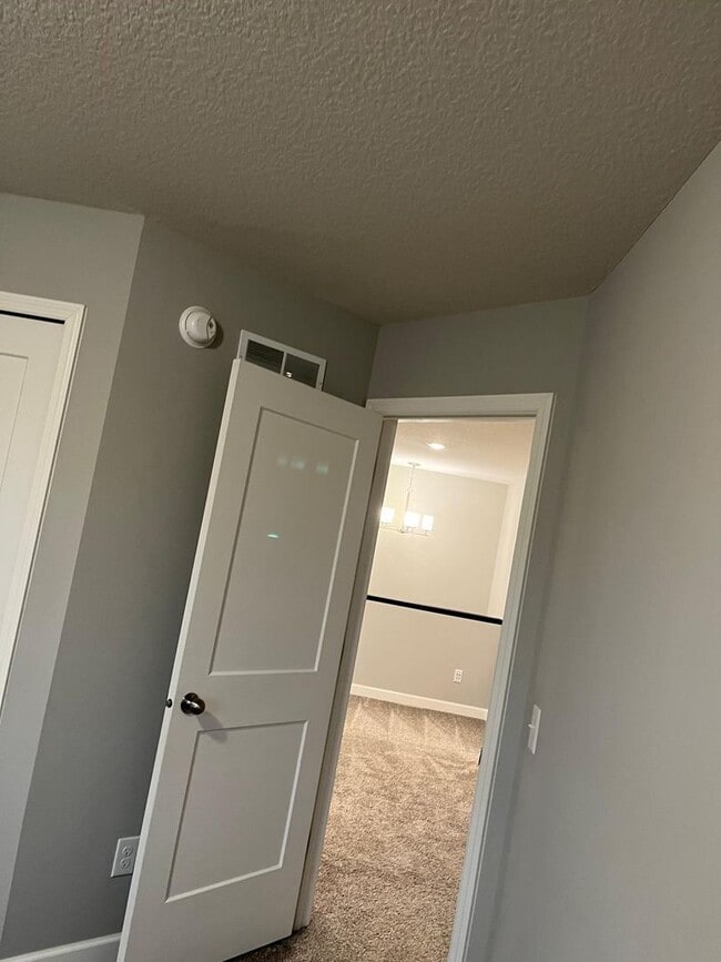 Building Photo - Stunning End Unit 3bed 3bath Townhome in W...