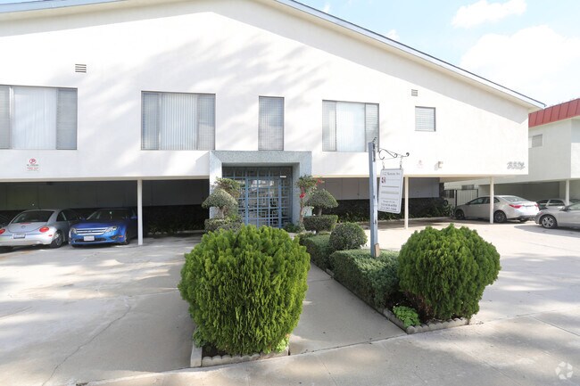 Building - 3322 Mentone Ave