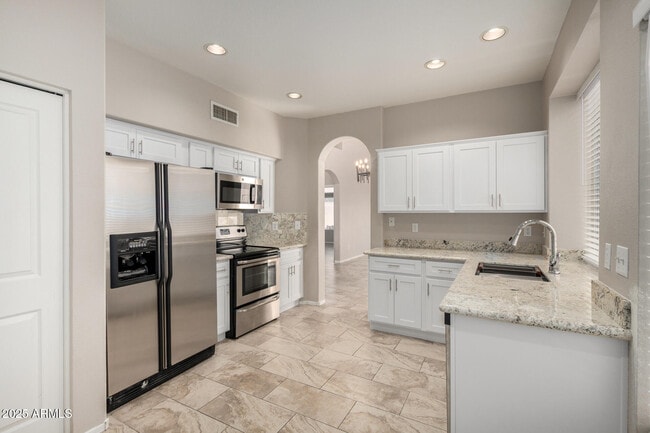 Building Photo - 1128 E Silverwood Dr