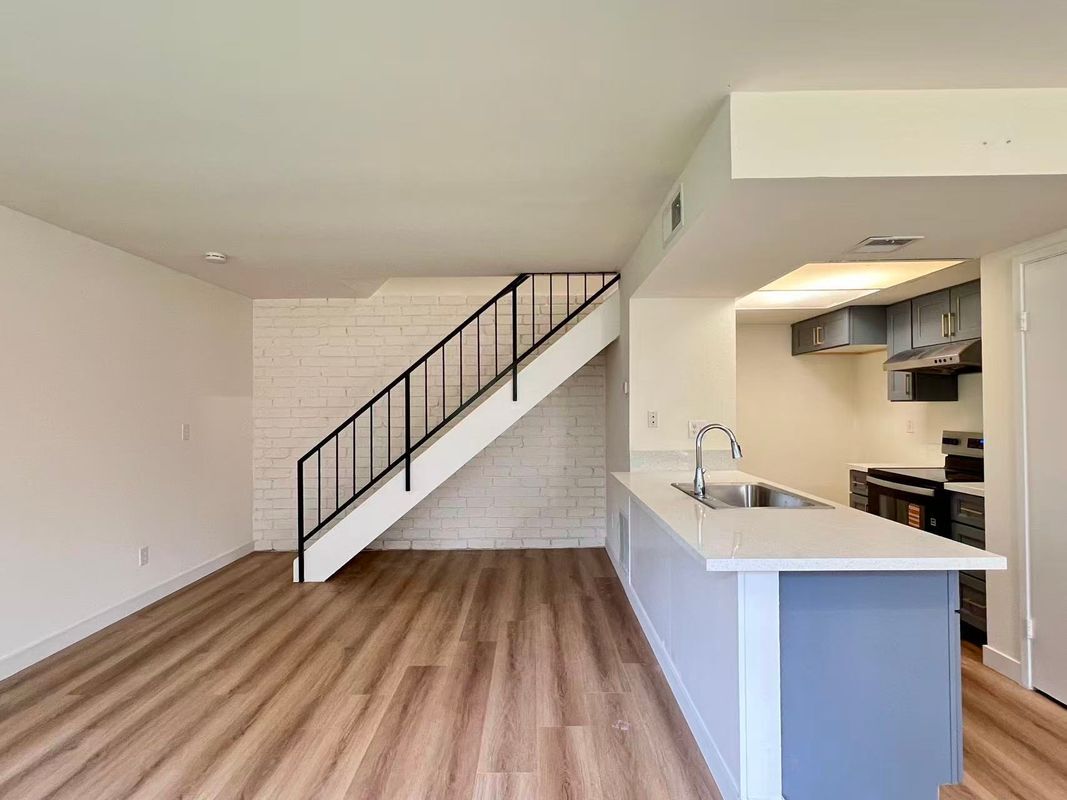 Building Photo - 967 W Calle Del Sol