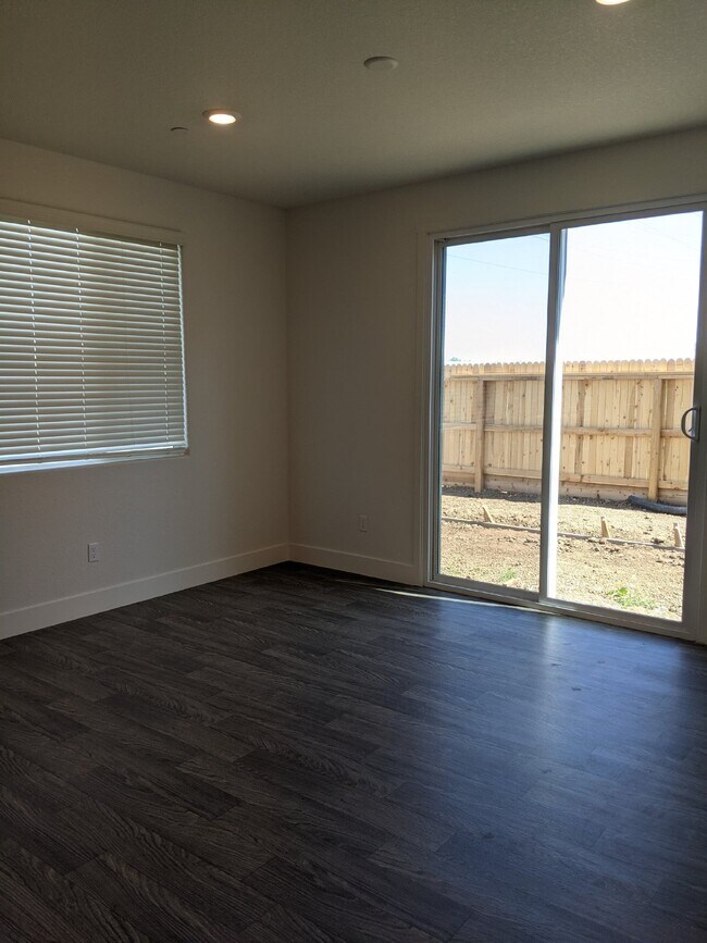 Building Photo - Prime location in Merced!