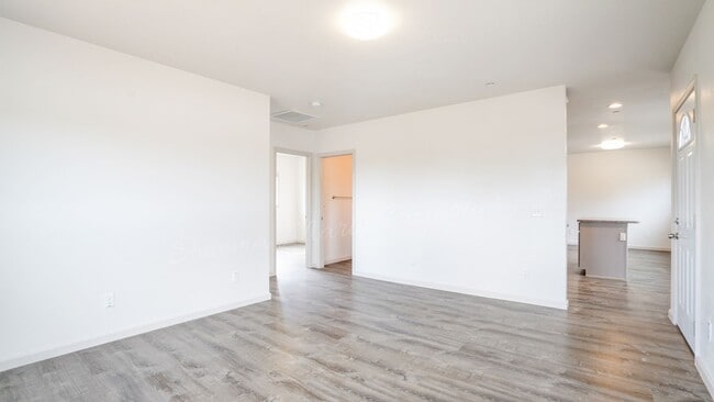 Building Photo - 382 Ely Rd N