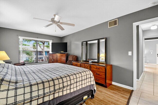 Building Photo - 9900 Pineapple Tree Dr