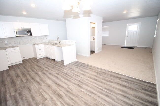 Building Photo - Brand new 3bdr 3bath duplex walking distan...