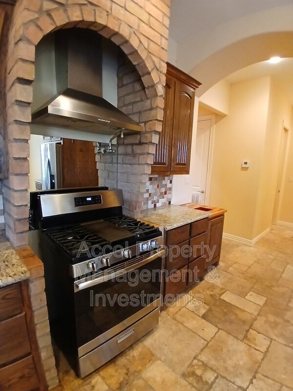 Building Photo - 2423 W Hampton Ave