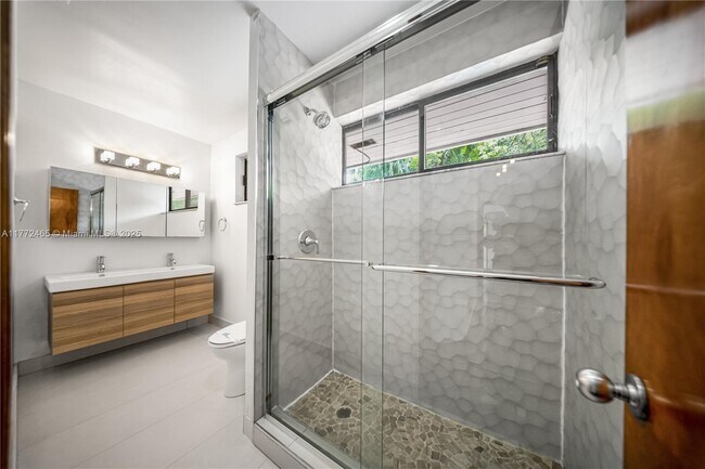 Building Photo - 511 Vittorio Ave