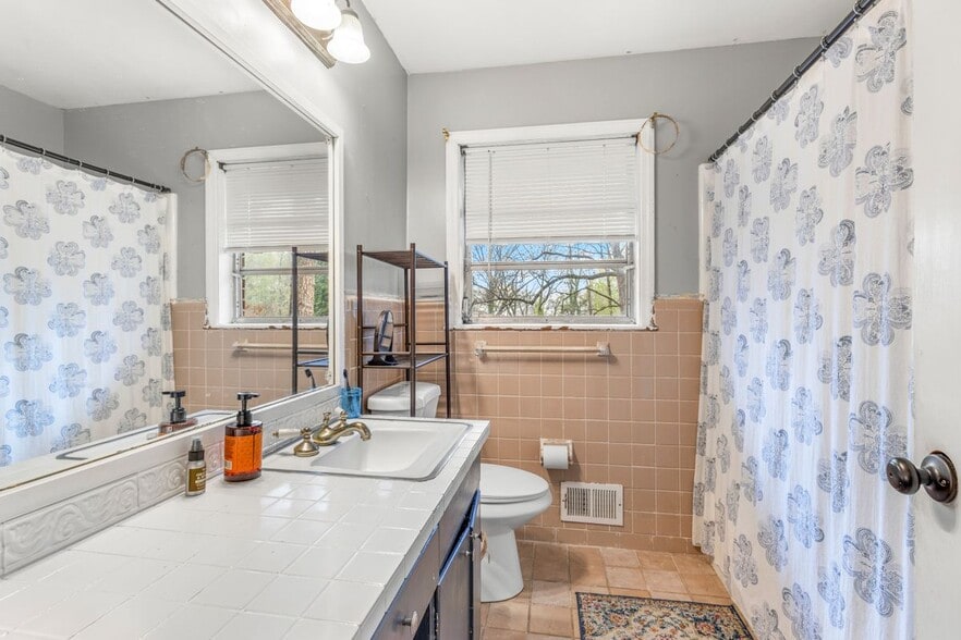 Building Photo - 2205 Plantation Dr