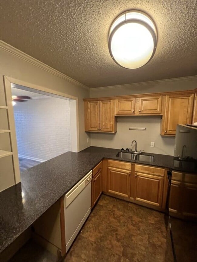 Building Photo - Stylish 2-Bed, 2-Bath Condo in Vibrant Mid...