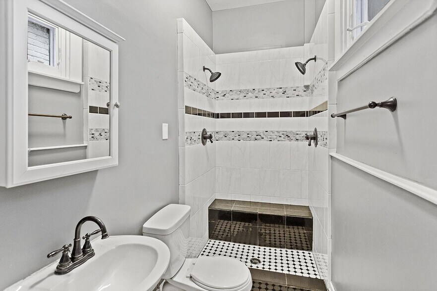Building Photo - Charming Five Points home with outdoor oas...