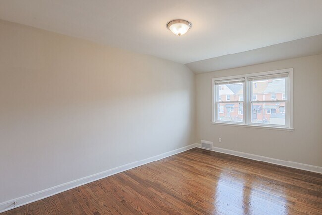 Building Photo - 3 BR 1-1/2 Baths MUST SEE- ACCEPTING HOSUING VOUCHERS!