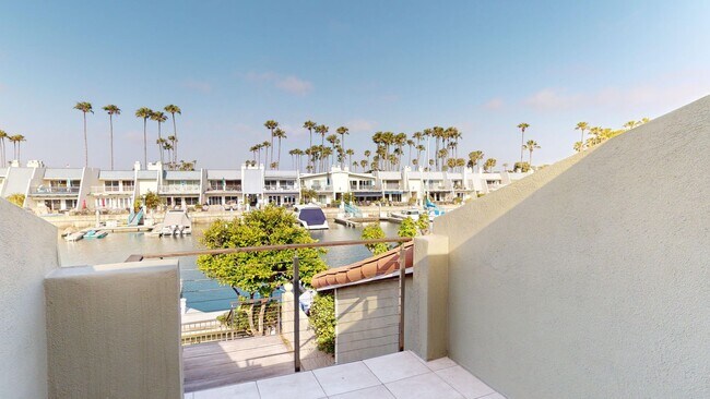 Building Photo - Beautifully Updated Spacious 3 Bed 3 Bath Home in Coronado Cays Available for Lease!