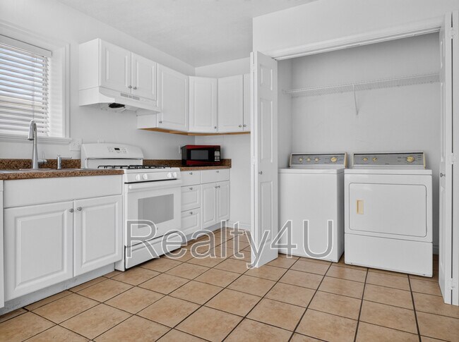 Building Photo - 380 400 S