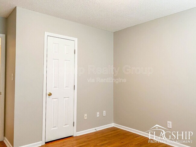 Building Photo - 3638 Highland Dr