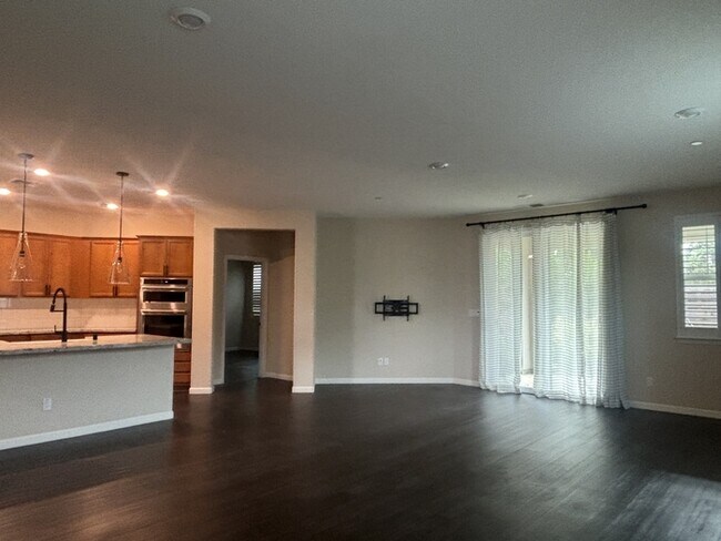 Building Photo - 608 Somerset Way