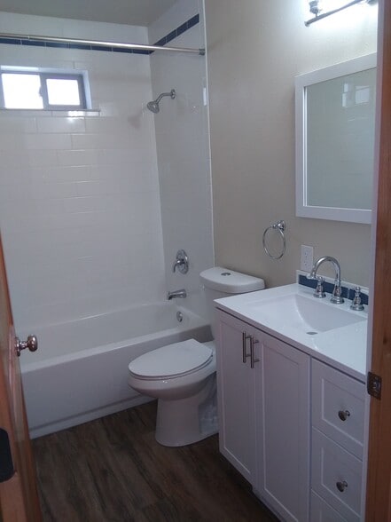 Bath - 1006 N B St
