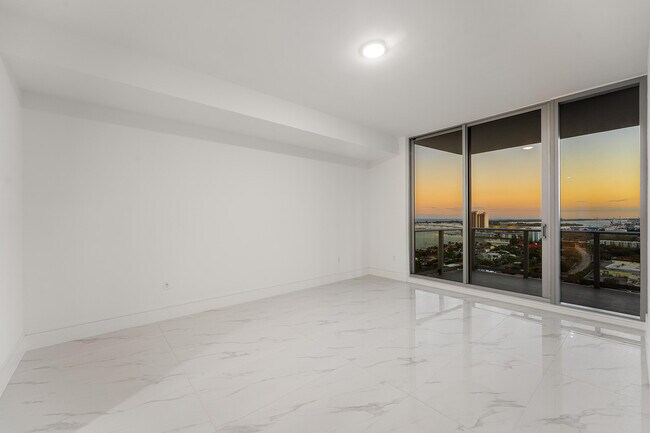 Building Photo - 220 Lake Shore Dr