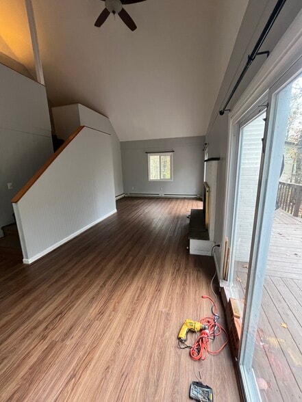 Living room - 1010 Eisenhower Way