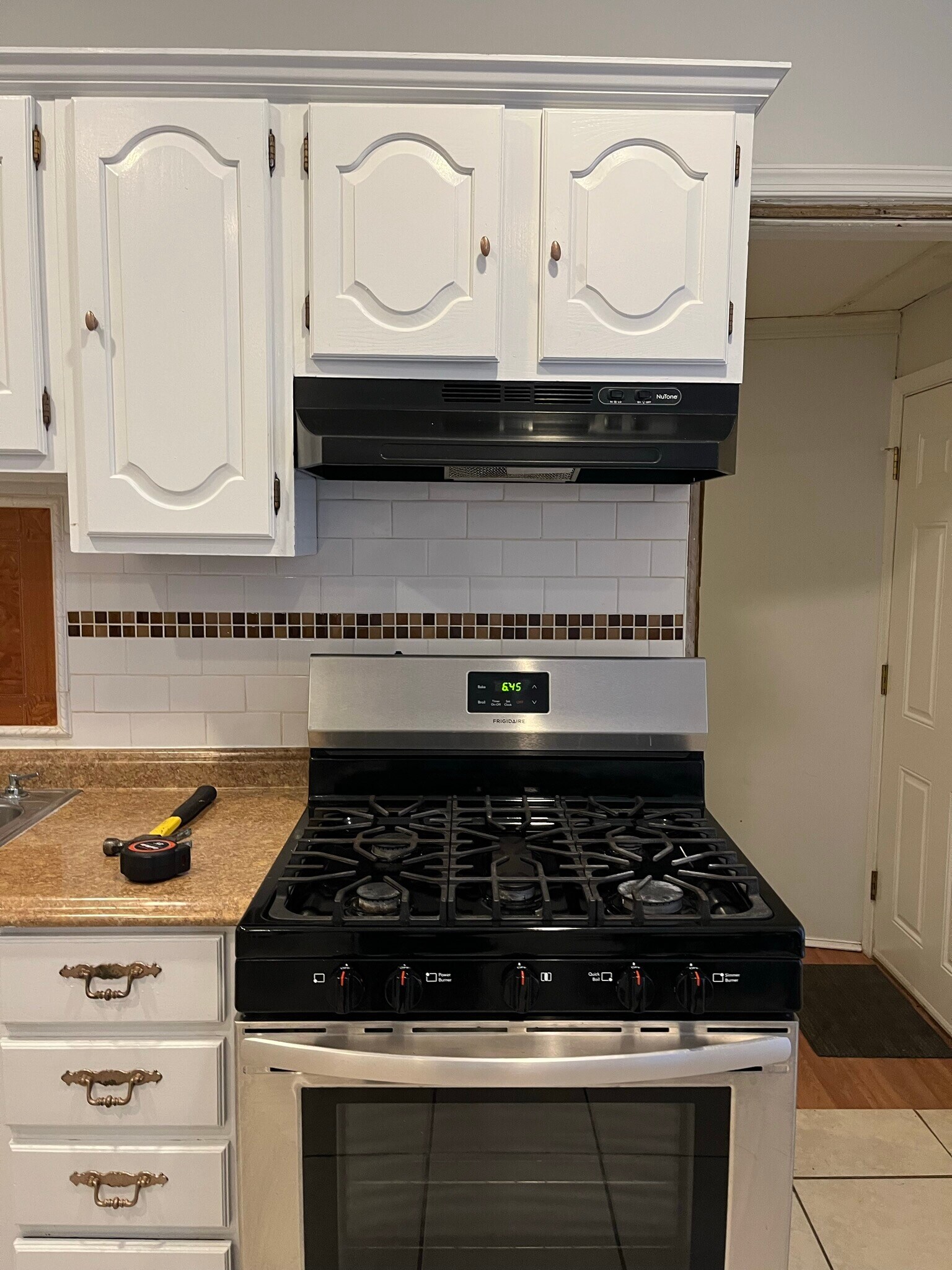 kitchen w/5 burner stove - 263 West Rittenhouse Street
