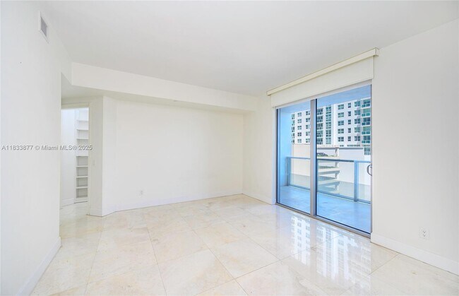 Building Photo - 1300 Brickell Bay Dr