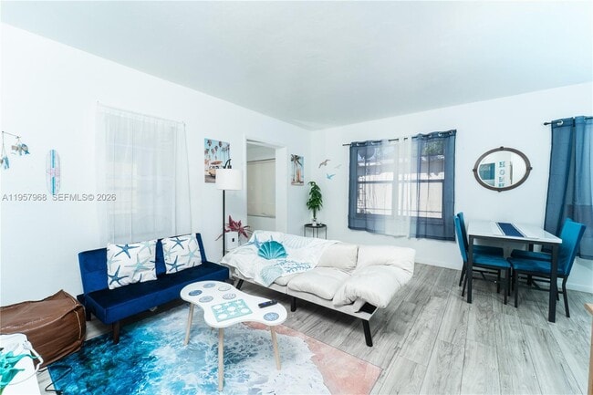 Building Photo - 1215 NE 127th St